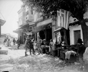 &Sigma;&mu;ύ&rho;&nu;&eta;, &pi;&rho;ώ&tau;&alpha; &chi;&rho;ό&nu;&iota;&alpha; &tau;&omicron;&upsilon; 20&omicron;ύ &alpha;&iota;ώ&nu;&alpha;. &Sigma;&epsilon; &epsilon;&lambda;&lambda;&eta;&nu;&iota;&kappa;ή &gamma;&epsilon;&iota;&tau;&omicron;&nu;&iota;ά. &Eta; &epsilon;&lambda;&lambda;&eta;&nu;&iota;&kappa;ή &kappa;&omicron;&iota;&nu;ό&tau;&eta;&tau;&alpha; &tau;&eta;&sigmaf; &Sigma;&mu;ύ&rho;&nu;&eta;&sigmaf; &sigma;&upsilon;&nu;&epsilon;&iota;&delta;&eta;&tau;&omicron;&pi;&omicron;ί&eta;&sigma;&epsilon; &sigma;&tau;&alpha;&delta;&iota;&alpha;&kappa;ά &tau;&eta; &theta;έ&sigma;&eta; &tau;&eta;&sigmaf; &laquo;&omega;&sigmaf; &theta;&epsilon;&mu;&alpha;&tau;&omicron;&phi;ύ&lambda;&alpha;&kappa;&alpha;&sigmaf; &mu;&iota;&alpha;&sigmaf; &gamma;&epsilon;&nu;&iota;&kappa;&epsilon;&upsilon;&mu;έ&nu;&eta;&sigmaf;, &alpha;&lambda;&lambda;ά &kappa;&alpha;&iota; &sigma;&upsilon;&nu;ά&mu;&alpha; &tau;&omicron;&pi;&iota;&kappa;ή&sigmaf; &pi;&alpha;&rho;ά&delta;&omicron;&sigma;&eta;&sigmaf;&raquo;. 