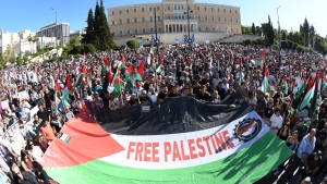 "Free Palestine". &Alpha;&pi;ό &pi;&rho;ό&sigma;&phi;&alpha;&tau;&eta; &sigma;&upsilon;&gamma;&kappa;έ&nu;&tau;&rho;&omega;&sigma;&eta; &tau;&omicron;&upsilon; &Kappa;&Kappa;&Epsilon;.