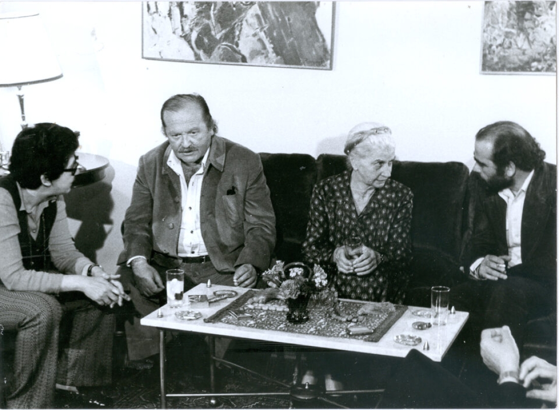 O Θανάσης Βαλτινός (δεξιά) με την Καίη Τσιτσέλη (αριστερά), τον Τάκη Σινόπουλο και τη Μαρώ Σεφέρη. Και ο Βαλτινός με τον Στρατή Τσίρκα, το 1971.