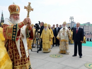 2018, &Mu;ό&sigma;&chi;&alpha;, &Rho;&omega;&sigma;ί&alpha;. &Omicron; &pi;&rho;ό&epsilon;&delta;&rho;&omicron;&sigmaf; &Pi;&omicron;ύ&tau;&iota;&nu; &pi;&alpha;&rho;&epsilon;&upsilon;&rho;ί&sigma;&kappa;&epsilon;&tau;&alpha;&iota; &sigma;&epsilon; &theta;&rho;&eta;&sigma;&kappa;&epsilon;&upsilon;&tau;&iota;&kappa;ή &tau;&epsilon;&lambda;&epsilon;&tau;ή &chi;&omicron;&rho;&omicron;&sigma;&tau;&alpha;&tau;&omicron;ύ&nu;&tau;&omicron;&sigmaf; &tau;&omicron;&upsilon; &Pi;&alpha;&tau;&rho;&iota;ά&rho;&chi;&eta; &pi;&alpha;&sigma;ώ&nu; &tau;&omega;&nu; &Rho;&omega;&sigma;&iota;ώ&nu; &Kappa;&upsilon;&rho;ί&lambda;&lambda;&omicron;&upsilon;. &Eta; &theta;&rho;&eta;&sigma;&kappa;&epsilon;ί&alpha; &sigma;&tau;&eta; &Rho;&omega;&sigma;ί&alpha;, &epsilon;ί&nu;&alpha;&iota; &sigma;&upsilon;&sigma;&tau;&alpha;&tau;&iota;&kappa;ό &tau;&eta;&sigmaf; &epsilon;&theta;&nu;&iota;&kappa;ή&sigmaf; &kappa;&rho;&alpha;&tau;&iota;&kappa;ή&sigmaf; &iota;&delta;&epsilon;&omicron;&lambda;&omicron;&gamma;ί&alpha;&sigmaf; &kappa;&alpha;&iota; &tau;&omicron;&upsilon; &rho;&omega;&sigma;&iota;&kappa;&omicron;ύ &epsilon;&theta;&nu;&iota;&kappa;&iota;&sigma;&mu;&omicron;ύ, &pi;&omicron;&upsilon; &epsilon;&upsilon;&nu;&omicron;&epsilon;ί &tau;&eta;&nu; &epsilon;&theta;&nu;&iota;&kappa;ή &epsilon;&pi;&epsilon;&kappa;&tau;&alpha;&tau;&iota;&kappa;ό&tau;&eta;&tau;&alpha;.