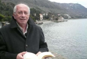 Ο Ανταίος Χρυσοστομίδης φωτογραφημένος με ένα βιβλίο. Στα βιβλία αφιέρωσε τη ζωή του.
