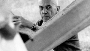 O Κρις Μαρκέρ (1921-2012).