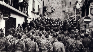 &Sigma;&kappa;&eta;&nu;ή &alpha;&pi;ό &tau;&eta;&nu; &tau;&alpha;&iota;&nu;ί&alpha; &tau;&omicron;&upsilon; &Tau;&zeta;ί&lambda;&omicron; &Pi;&omicron;&nu;&tau;&epsilon;&kappa;ό&rho;&beta;&omicron;, &Eta; &mu;ά&chi;&eta; &tau;&omicron;&upsilon; &Alpha;&lambda;&gamma;&epsilon;&rho;ί&omicron;&upsilon; (1966), έ&nu;&alpha; έ&rho;&gamma;&omicron; &pi;&omicron;&upsilon; &pi;&epsilon;&rho;&iota;&gamma;&rho;ά&phi;&epsilon;&iota; &tau;&omicron; &alpha;&nu;&tau;ά&rho;&tau;&iota;&kappa;&omicron; &pi;ό&lambda;&eta;&sigmaf; &kappa;&alpha;&tau;ά &tau;&omega;&nu; &Gamma;ά&lambda;&lambda;&omega;&nu;. &Gamma;&upsilon;&rho;&iota;&sigma;&mu;έ&nu;&eta; &mu;&epsilon; &tau;&iota;&sigmaf; &epsilon;&pi;&iota;&rho;&rho;&omicron;έ&sigmaf; &tau;&omicron;&upsilon; &iota;&tau;&alpha;&lambda;&iota;&kappa;&omicron;ύ &nu;&epsilon;&omicron;&rho;&epsilon;&alpha;&lambda;&iota;&sigma;&mu;&omicron;ύ &kappa;&alpha;&iota; &pi;&iota;&omicron; &sigma;&upsilon;&gamma;&kappa;&epsilon;&kappa;&rho;&iota;&mu;έ&nu;&alpha; &tau;&omicron;&upsilon; &Rho;&omicron;&mu;&pi;έ&rho;&tau;&omicron; ​​&Rho;&omicron;&sigma;&epsilon;&lambda;ί&nu;&iota;, &eta; &tau;&alpha;&iota;&nu;ί&alpha; &theta;&epsilon;&omega;&rho;ή&theta;&eta;&kappa;&epsilon; ό&tau;&iota; &delta;&epsilon;ί&chi;&nu;&epsilon;&iota; &upsilon;&pi;&omicron;&delta;&epsilon;&iota;&gamma;&mu;&alpha;&tau;&iota;&kappa;ά &tau;&omicron;&nu; &tau;&rho;ό&pi;&omicron; &omicron;&rho;&gamma;ά&nu;&omega;&sigma;&eta;&sigmaf; &epsilon;&nu;ό&sigmaf; &alpha;&nu;&tau;ά&rho;&tau;&iota;&kappa;&omicron;&upsilon; &kappa;&iota;&nu;ή&mu;&alpha;&tau;&omicron;&sigmaf; &kappa;&alpha;&iota; &tau;&iota;&sigmaf; &mu;&epsilon;&theta;ό&delta;&omicron;&upsilon;&sigmaf; &tau;&omega;&nu; &alpha;&pi;&omicron;&iota;&kappa;&iota;&alpha;&kappa;ώ&nu; &delta;&upsilon;&nu;ά&mu;&epsilon;&omega;&nu; &nu;&alpha; &tau;&omicron; &pi;&epsilon;&rho;&iota;&omicron;&rho;ί&sigma;&omicron;&upsilon;&nu;, &tau;&eta;&nu; &pi;&epsilon;&rho;ί&omicron;&delta;&omicron; &tau;&eta;&sigmaf; &epsilon;&theta;&nu;&iota;&kappa;&omicron;&alpha;&pi;&epsilon;&lambda;&epsilon;&upsilon;&theta;&epsilon;&rho;&omega;&tau;&iota;&kappa;ή&sigmaf; &epsilon;&xi;έ&gamma;&epsilon;&rho;&sigma;&eta;&sigmaf;. &Eta; &tau;&alpha;&iota;&nu;ί&alpha; &epsilon;ί&chi;&epsilon; &alpha;&pi;&alpha;&gamma;&omicron;&rho;&epsilon;&upsilon;&tau;&epsilon;ί &sigma;&tau;&eta; &Gamma;&alpha;&lambda;&lambda;ί&alpha;, &sigma;ή&mu;&epsilon;&rho;&alpha; &theta;&epsilon;&omega;&rho;&epsilon;ί&tau;&alpha;&iota; &mu;&iota;&alpha; &alpha;&pi;ό &tau;&iota;&sigmaf; &sigma;&pi;&omicron;&upsilon;&delta;&alpha;ί&epsilon;&sigmaf; &pi;&omicron;&lambda;&iota;&tau;&iota;&kappa;έ&sigmaf; &tau;&alpha;&iota;&nu;ί&epsilon;&sigmaf;.  