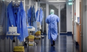 Τα νοσοκομεία σηκώνουν, ακόμα μια φορά, το δυσβάστακτο βάρος της αντιμετώπισης των πολλών εισαγωγών νοσηλείας μετά τη νέα έξαρση της πανδημίας.