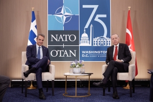 10 Ιουλίου 2024. υνάντηση του Πρωθυπουργού Κυριάκου Μητσοτάκη με τον Πρόεδρο της Τουρκίας Ρετζέπ Ταγίπ Ερντογάν, στο περιθώριο της Συνόδου του ΝΑΤΟ στην Ουάσιγκτον. Οι ελληνοτουρκικές συνομιλίες, για να οδηγήσουν κάπου, χρειάζεται η Ελλάδα να αποφασίσει τι θα γίνει με τα όρια των χωρικών υδάτων.