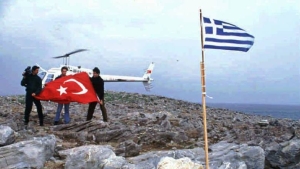 27 Ιανουαρίου 1996, Ίμια: Δύο δημοσιογράφοι της τουρκικής εφημερίδας «Χουριέτ» μεταβαίνουν με ελικόπτερο στη νησίδα, κατεβάζουν την ελληνική σημαία την οποία είχε υψώσει την προηγουμένη με δική του πρωτοβουλία ο δήμαρχος Καλύμνου, Δημήτρης Διακομιχάλης, και υψώνουν την τουρκική. Το επεισόδιο εκείνο παραλίγο να οδηγήσει Ελλάδα και Τουρκία σε πολεμική σύρραξη, που αποφεύχθηκε με την παρέμβαση των ΗΠΑ.