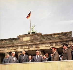 &Alpha;&pi;&rho;ί&lambda;&iota;&omicron;&sigmaf; 1986, &Alpha;&nu;&alpha;&tau;&omicron;&lambda;&iota;&kappa;ό &Beta;&epsilon;&rho;&omicron;&lambda;ί&nu;&omicron;. O &Mu;&iota;&chi;&alpha;ή&lambda; &Gamma;&kappa;&omicron;&rho;&mu;&pi;&alpha;&tau;&sigma;ό&phi;, &tau;&epsilon;&lambda;&epsilon;&upsilon;&tau;&alpha;ί&omicron;&sigmaf; &eta;&gamma;έ&tau;&eta;&sigmaf; &tau;&eta;&sigmaf; &Sigma;&omicron;&beta;&iota;&epsilon;&tau;&iota;&kappa;ή&sigmaf; Έ&nu;&omega;&sigma;&eta;&sigmaf;, &sigma;&tau;&eta;&nu; &Pi;ύ&lambda;&eta; &tau;&omicron;&upsilon; &Beta;&rho;&alpha;&delta;&epsilon;&mu;&beta;&omicron;ύ&rho;&gamma;&omicron;&upsilon;, &sigma;&epsilon; &epsilon;&pi;ί&sigma;&eta;&mu;&eta; &epsilon;&pi;ί&sigma;&kappa;&epsilon;&psi;ή &tau;&omicron;&upsilon; &sigma;&tau;&eta;&nu; &Alpha;&nu;&alpha;&tau;&omicron;&lambda;&iota;&kappa;ή &Gamma;&epsilon;&rho;&mu;&alpha;&nu;ί&alpha;. &Tau;&rho;ί&alpha; &chi;&rho;ό&nu;&iota;&alpha; &mu;&epsilon;&tau;ά, &tau;&omicron; &Tau;&epsilon;ί&chi;&omicron;&sigmaf; &pi;&omicron;&upsilon; &chi;ώ&rho;&iota;&zeta;&epsilon; &tau;&omicron; &Beta;&epsilon;&rho;&omicron;&lambda;ί&nu;&omicron; &theta;&alpha; &kappa;&alpha;&tau;έ&rho;&rho;&epsilon;&epsilon;. &Kappa;&alpha;&iota; έ&nu;&alpha; &chi;&rho;ό&nu;&omicron; &alpha;&rho;&gamma;ό&tau;&epsilon;&rho;&alpha;, &theta;&alpha; &kappa;&alpha;&tau;έ&rho;&rho;&epsilon;&epsilon; &kappa;&alpha;&iota; &eta; &Sigma;&omicron;&beta;&iota;&epsilon;&tau;&iota;&kappa;ή Έ&nu;&omega;&sigma;&eta;.  