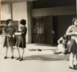 &Sigma;&tau;&eta;&nu; &alpha;&upsilon;&lambda;ή &tau;&omicron;&upsilon; &sigma;&chi;&omicron;&lambda;&epsilon;ί&omicron;&upsilon;. &Eta; &kappa;&alpha;&theta;&eta;&gamma;ή&tau;&rho;&iota;&alpha; &Beta;ά&sigma;&alpha; &Sigma;&omicron;&lambda;&omega;&mu;&omicron;ύ-&Xi;&alpha;&nu;&theta;ά&kappa;&eta;, &alpha;&rho;&iota;&sigma;&tau;&epsilon;&rho;ά, &mu;&epsilon; &tau;&eta; &mu;&alpha;&theta;ή&tau;&rho;&iota;&alpha; Ά&nu;&nu;&alpha; &Delta;&alpha;&mu;&iota;&alpha;&nu;ί&delta;&eta;.