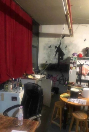Όψη της κατειλημμένης αίθουσας που εκκενώθηκε στις 31 Αυγούστου 2023 από την αστυνομία. Στη συνέχεια, το «κίνημα», που διιεκδικεί «το μονοπώλιο της καλής βίας», πήρε το πάνω χέρι και εκδικήθηκε.