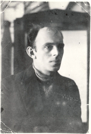 &Omicron; &Omicron;&sigma;ί&pi; &Mu;ά&nu;&tau;&epsilon;&lambda;&sigma;&tau;&alpha;&mu; &tau;&omicron; 1923, &alpha;&pi;ό &tau;&omicron; &pi;&epsilon;&rho;&iota;&omicron;&delta;&iota;&kappa;ό &Omicron;&gamma;&kappa;&omicron;&nu;&iota;ό&kappa;. Έ&nu;&alpha; &pi;&omicron;ί&eta;&mu;ά &tau;&omicron;&upsilon;, &mu;&epsilon;&tau;&alpha;&phi;&rho;&alpha;&sigma;&mu;έ&nu;&omicron; &alpha;&pi;ό &tau;&omicron;&nu; &Delta;&eta;&mu;ή&tau;&rho;&eta; &Tau;&rho;&iota;&alpha;&nu;&tau;&alpha;&phi;&upsilon;&lambda;&lambda;ί&delta;&eta;, &lambda;έ&epsilon;&iota; &kappa;&alpha;&iota; &tau;&alpha; &epsilon;&xi;ή&sigmaf;: &laquo;&Mu;ά&rho;&tau;&upsilon;&rho;&alpha;&sigmaf; &alpha;&sigmaf; &epsilon;ί&nu;&alpha;&iota; &tau;&omicron;ύ&tau;&omicron;&sigmaf; &omicron; &alpha;&gamma;έ&rho;&alpha;&sigmaf; &ndash; / &eta; &mu;&epsilon;&gamma;ά&theta;&upsilon;&mu;ή &tau;&omicron;&upsilon; &kappa;&alpha;&rho;&delta;&iota;ά &ndash; / &phi;&alpha;&rho;&mu;ά&kappa;&iota; &tau;&omicron;&upsilon; &Beta;&epsilon;&rho;&nu;&tau;έ&nu; &alpha;&delta;&eta;&phi;ά&gamma;&omicron;&sigmaf; &kappa;&alpha;&iota; &theta;&epsilon;&rho;&mu;&omicron;&upsilon;&rho;&gamma;ό&sigmaf; &ndash; /  &omicron;&upsilon;&sigma;ί&alpha;, &chi;&omega;&rho;ί&sigmaf; &psi;&upsilon;&chi;ή &omega;&kappa;&epsilon;&alpha;&nu;ό&sigmaf;&hellip; // &Alpha;&mu;&pi;έ&lambda;&iota;&alpha; &pi;&omicron;&upsilon; &alpha;&rho;&gamma;&omicron;&sigma;&alpha;&lambda;&epsilon;ύ&omicron;&upsilon;&nu; / &tau;&omicron;ύ&tau;&omicron;&iota; &omicron;&iota; &kappa;ό&sigma;&mu;&omicron;&iota; &mu;ά&sigmaf; &alpha;&pi;&epsilon;&iota;&lambda;&omicron;ύ&nu;, / &kappa;&alpha;&iota; &kappa;&rho;έ&mu;&omicron;&nu;&tau;&alpha;&iota; &sigma;&alpha;&nu; &pi;ό&lambda;&epsilon;&iota;&sigmaf; &kappa;&omicron;&upsilon;&rho;&sigma;&epsilon;&mu;έ&nu;&epsilon;&sigmaf;, / &sigma;&alpha;&nu; &lambda;ά&theta;&eta; &chi;&rho;&upsilon;&sigma;ά, &sigma;&alpha;&nu; &pi;&rho;&omicron;&delta;&omicron;&sigma;ί&epsilon;&sigmaf;, / &kappa;&alpha;&rho;&pi;&omicron;ί &kappa;&omicron;&lambda;&alpha;&sigma;&mu;έ&nu;&eta;&sigmaf; &pi;&alpha;&gamma;&omega;&nu;&iota;ά&sigmaf;, / &epsilon;&xi;&alpha;&rho;&theta;&rho;&omega;&mu;έ&nu;&omega;&nu; &alpha;&sigma;&tau;&epsilon;&rho;&iota;&sigma;&mu;ώ&nu; &kappa;&alpha;&tau;&alpha;&lambda;ύ&mu;&alpha;&tau;&alpha; &ndash; / &tau;&omega;&nu; &alpha;&sigma;&tau;&epsilon;&rho;&iota;&sigma;&mu;ώ&nu; &lambda;ί&pi;&eta; &chi;&rho;&upsilon;&sigma;&alpha;&phi;έ&nu;&iota;&alpha;&hellip;&raquo;. 