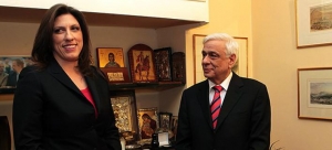 19 Φεβρουαρίου 2015. Ο νέος Πρόεδρος της Δημοκρατίας, Προκόπης Παυλόπουλος, συναντάται με την Πρόεδρο της Βουλής, Ζωή Κωνσταντοπούλου. Η επιλογή Προέδρου από το χώρο της αντιπολίτευσης μετά τις εκλογές, οι οποίες προκλήθηκαν από την αδυναμία της προηγούμενης Βουλής να εκλέξει Πρόεδρο, επικυρώνει, ως δείγμα εκ των υστέρων συναίνεσης, ότι η διαφωνία δεν ήταν επί της ουσίας, για το πρόσωπο, αλλά για την εξουσία.