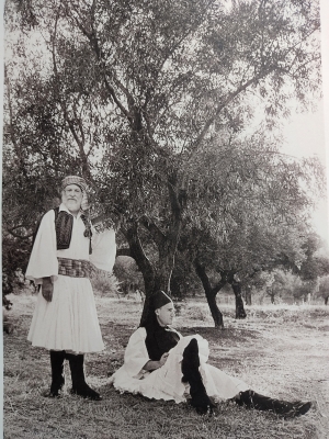 2004. &Omicron; &Delta;&iota;&omicron;&nu;ύ&sigma;&eta;&sigmaf; &Sigma;&alpha;&beta;&beta;ό&pi;&omicron;&upsilon;&lambda;&omicron;&sigmaf; &phi;&omega;&tau;&omicron;&gamma;&rho;&alpha;&phi;ί&zeta;&epsilon;&tau;&alpha;&iota; &mu;&epsilon; &phi;&omicron;&upsilon;&sigma;&tau;&alpha;&nu;έ&lambda;&alpha; &Pi;&epsilon;&lambda;&omicron;&pi;&omicron;&nu;&nu;ή&sigma;&omicron;&upsilon;, &alpha;&pi;ό &tau;&eta;&nu; &Kappa;&alpha;&lambda;&lambda;&iota;ό&pi;&eta;, &gamma;&iota;&alpha; &tau;&eta;&nu; έ&kappa;&delta;&omicron;&sigma;&eta;: &Pi;&alpha;&rho;&alpha;&delta;&omicron;&sigma;&iota;&alpha;&kappa;έ&sigmaf; &phi;&omicron;&rho;&epsilon;&sigma;&iota;έ&sigmaf;. &Lambda;ύ&kappa;&epsilon;&iota;&omicron;&nu; &tau;&omega;&nu; &Epsilon;&lambda;&lambda;&eta;&nu;ί&delta;&omega;&nu; (&Phi;&epsilon;&rho;&epsilon;&nu;ί&kappa;&eta;, 2004, Ί&delta;&rho;&upsilon;&mu;&alpha; &Sigma;&tau;&alpha;ύ&rho;&omicron;&sigmaf; &Sigma;. &Nu;&iota;ά&rho;&chi;&omicron;&sigmaf;).  