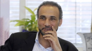 O Ταρίκ Ραμαντάν, καθηγητής ισλαμικών σπουδών στην Οξφόρδη. Η Σώτη Τριανταφύλλου (όπως και ο Πιερ-Αντρέ Ταγκυέφ και η Καρολίν Φουρέστ, πολύ πιο νωρίς) εκτιμά ότι πίσω από την καλή του εμφάνιση, το θράσος και το σοφολογιότατο ύφος του, κρύβεται ένας «ανοιχτά εξτρεμιστής και υποστηρικτής της ισλαμικής τρομοκρατίας, μολονότι αρνείται ότι έχει “άμεσες” σχέσεις με τζιχαντιστές». Μεταξύ άλλων, η συγγραφέας δίνει έμφαση στο αίτημα του καθηγητή «να καταργηθεί η Ημέρα Μνήμης του Ολοκαυτώματος “επειδή προσβάλλει τους μουσουλμάνους” και να θεσπιστεί “Ημέρα Μνήμης της Γενοκτονίας” που θα αναγνωρίζει, όπως το έθεσε, τη μαζική δολοφονία των μουσουλμάνων στην Παλαιστίνη, στην Τσετσενία και στη Βοσνία». Σύμφωνα με την Τριανταφύλλου, «η κεντρική ιδέα είναι η δικαιολόγηση της ισλαμικής τρομοκρατίας ως απάντηση στις στερήσεις, στις διακρίσεις και στην ισλαμοφοβία».