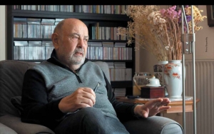 Ο Αλέξης Πανσέληνος είναι ένας αστός συγγραφέας, μεγαλωμένος σε ένα αθηναϊκό σπίτι διανοούμενων, με γούστα και εμμονές που καλύπτουν μέρη του επιστητού κάπως «ξεχασμένα», υπό το πολιτισμικό ραντάρ της τρέχουσας πλειοψηφίας.