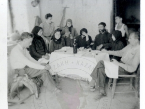 K&alpha;&lambda;&omicron;&kappa;&alpha;ί&rho;&iota; &tau;&omicron;&upsilon; 1945, &Kappa;&alpha;&kappa;ό&pi;&epsilon;&tau;&rho;&omicron;&sigmaf; &Chi;&alpha;&nu;ί&omega;&nu;. &Omicron; &Iota;&omega;ά&nu;&nu;&eta;&sigmaf; &Kappa;&alpha;&kappa;&rho;&iota;&delta;ή&sigmaf; (&alpha;&rho;&iota;&sigma;&tau;&epsilon;&rho;ά) &kappa;&alpha;&iota; &omicron; &Nu;ί&kappa;&omicron;&sigmaf; &Kappa;&alpha;&zeta;&alpha;&nu;&tau;&zeta;ά&kappa;&eta;&sigmaf; (&delta;&epsilon;&xi;&iota;ά), &mu;έ&lambda;&eta; &tau;&eta;&sigmaf; &Kappa;&epsilon;&nu;&tau;&rho;&iota;&kappa;ή&sigmaf; &Epsilon;&pi;&iota;&tau;&rho;&omicron;&pi;ή&sigmaf; &Delta;&iota;&alpha;&pi;&iota;&sigma;&tau;ώ&sigma;&epsilon;&omega;&sigmaf; &Omega;&mu;&omicron;&tau;ή&tau;&omega;&nu; &alpha;&pi;ό &tau;&iota;&sigmaf; &delta;&upsilon;&nu;ά&mu;&epsilon;&iota;&sigmaf; &kappa;&alpha;&tau;&omicron;&chi;ή&sigmaf; &tau;&omicron;&upsilon; Ά&xi;&omicron;&nu;&alpha;, &sigma;&epsilon; &sigma;&pi;ί&tau;&iota; ό&pi;&omicron;&upsilon; &sigma;&upsilon;&lambda;&lambda;έ&gamma;&omicron;&upsilon;&nu; &mu;&alpha;&rho;&tau;&upsilon;&rho;ί&epsilon;&sigmaf; &nu;&alpha;&zeta;&iota;&sigma;&tau;&iota;&kappa;ώ&nu; &beta;&iota;&alpha;&iota;&omicron;&tau;ή&tau;&omega;&nu; (&eta; &alpha;&pi;&omicron;&sigma;&tau;&omicron;&lambda;ή &sigma;&upsilon;&mu;&pi;&lambda;&eta;&rho;&omega;&nu;ό&tau;&alpha;&nu; &alpha;&pi;ό &tau;&omicron;&nu; &kappa;&alpha;&theta;&eta;&gamma;&eta;&tau;ή &Iota;&omega;ά&nu;&nu;&eta; &Kappa;&alpha;&lambda;&iota;&tau;&sigma;&omicron;&upsilon;&nu;ά&kappa;&eta; &kappa;&alpha;&iota; &tau;&omicron;&nu; &phi;&omega;&tau;&omicron;&gamma;&rho;ά&phi;&omicron; &Kappa;&omega;&nu;&sigma;&tau;&alpha;&nu;&tau;ί&nu;&omicron; &Kappa;&omicron;&upsilon;&tau;&omicron;&upsilon;&lambda;ά&kappa;&eta;, &omicron; &omicron;&pi;&omicron;ί&omicron;&sigmaf; έ&chi;&epsilon;&iota; &tau;&rho;&alpha;&beta;ή&xi;&epsilon;&iota; &tau;&eta; &phi;&omega;&tau;&omicron;&gamma;&rho;&alpha;&phi;ί&alpha;). 