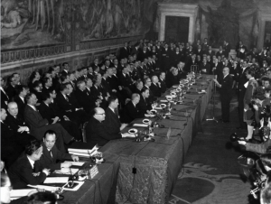 25 &Mu;&alpha;&rho;&tau;ί&omicron;&upsilon; 1957, &Rho;ώ&mu;&eta;. &Upsilon;&pi;&omicron;&gamma;&rho;ά&phi;&epsilon;&tau;&alpha;&iota; &eta; &Sigma;&upsilon;&nu;&theta;ή&kappa;&eta; &gamma;&iota;&alpha; &tau;&eta;&nu; ί&delta;&rho;&upsilon;&sigma;&eta; &tau;&eta;&sigmaf; &Epsilon;&upsilon;&rho;&omega;&pi;&alpha;ϊ&kappa;ή&sigmaf; &Omicron;&iota;&kappa;&omicron;&nu;&omicron;&mu;&iota;&kappa;ή&sigmaf; &Kappa;&omicron;&iota;&nu;ό&tau;&eta;&tau;&alpha;&sigmaf;, &mu;&epsilon; &tau;&eta;&nu; &omicron;&pi;&omicron;ί&alpha; &delta;&eta;&mu;&iota;&omicron;&upsilon;&rho;&gamma;ή&theta;&eta;&kappa;&epsilon; &mu;&iota;&alpha; &kappa;&omicron;&iota;&nu;ή &alpha;&gamma;&omicron;&rho;ά &mu;&epsilon;&tau;&alpha;&xi;ύ &tau;&omega;&nu; έ&xi;&iota; &sigma;&upsilon;&mu;&mu;&epsilon;&tau;&epsilon;&chi;&omicron;&upsilon;&sigma;ώ&nu; &chi;&omega;&rho;ώ&nu; (&Beta;έ&lambda;&gamma;&iota;&omicron;, &Gamma;&alpha;&lambda;&lambda;ί&alpha;, &Gamma;&epsilon;&rho;&mu;&alpha;&nu;ί&alpha;&sigmaf;, &Iota;&tau;&alpha;&lambda;ί&alpha;, &Lambda;&omicron;&upsilon;&xi;&epsilon;&mu;&beta;&omicron;ύ&rho;&gamma;&omicron; &kappa;&alpha;&iota; &Kappa;ά&tau;&omega; &Chi;ώ&rho;&epsilon;&sigmaf;). &Sigma;&tau;ό&chi;&omicron;&sigmaf; ή&tau;&alpha;&nu; &eta; &epsilon;&nu;ί&sigma;&chi;&upsilon;&sigma;&eta; &tau;&omega;&nu; &sigma;&tau;&epsilon;&nu;ό&tau;&epsilon;&rho;&omega;&nu; &delta;&epsilon;&sigma;&mu;ώ&nu; &kappa;&alpha;&iota; &eta; &tau;ό&nu;&omega;&sigma;&eta; &tau;&eta;&sigmaf; &omicron;&iota;&kappa;&omicron;&nu;&omicron;&mu;&iota;&kappa;ή&sigmaf; &alpha;&nu;ά&pi;&tau;&upsilon;&xi;&eta;&sigmaf; &mu;έ&sigma;&omega; &tau;&eta;&sigmaf; &epsilon;&nu;ί&sigma;&chi;&upsilon;&sigma;&eta;&sigmaf; &tau;&omicron;&upsilon; &epsilon;&mu;&pi;&omicron;&rho;ί&omicron;&upsilon;. &Eta; &epsilon;&xi;έ&lambda;&iota;&xi;&eta; &tau;&eta;&sigmaf; &alpha;&rho;&chi;&iota;&kappa;ή&sigmaf; &kappa;&omicron;&iota;&nu;ή&sigmaf; &alpha;&gamma;&omicron;&rho;ά&sigmaf; &omicron;&delta;ή&gamma;&eta;&sigma;&epsilon; &sigma;&tau;&eta;&nu; &Epsilon;&upsilon;&rho;&omega;&pi;&alpha;ϊ&kappa;ή Έ&nu;&omega;&sigma;&eta;.