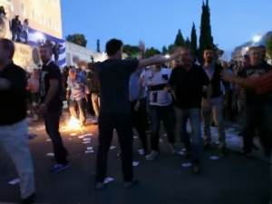 &Alpha;&theta;ή&nu;&alpha;, &pi;&lambda;&alpha;&tau;&epsilon;ί&alpha; &Sigma;&upsilon;&nu;&tau;ά&gamma;&mu;&alpha;&tau;&omicron;&sigmaf;, 22 &Iota;&omicron;&upsilon;&nu;ί&omicron;&upsilon; 2015. &Alpha;&nu;&alpha;&rho;&chi;&iota;&kappa;&omicron;ί &tau;&eta;&sigmaf; &omicron;&mu;ά&delta;&alpha;&sigmaf; &Rho;&omicron;&upsilon;&beta;ί&kappa;&omega;&nu;&alpha;&sigmaf; &epsilon;&mu;&beta;&omicron;&lambda;ί&zeta;&omicron;&upsilon;&nu; &mu;&epsilon; &beta;ί&alpha;&iota;&epsilon;&sigmaf; &pi;&rho;&alpha;&kappa;&tau;&iota;&kappa;έ&sigmaf; &tau;&eta; &sigma;&upsilon;&gamma;&kappa;έ&nu;&tau;&rho;&omega;&sigma;&eta; "&Mu;έ&nu;&omicron;&upsilon;&mu;&epsilon; &Epsilon;&upsilon;&rho;ώ&pi;&eta;". &Tau;έ&tau;&omicron;&iota;&alpha; &phi;&alpha;&iota;&nu;ό&mu;&epsilon;&nu;&alpha; ί&sigma;&omega;&sigmaf; &pi;&eta;&gamma;ά&zeta;&omicron;&upsilon;&nu; &kappa;&alpha;&iota; &alpha;&pi;ό &tau;&eta; &delta;&iota;&alpha;&pi;ί&sigma;&tau;&omega;&sigma;&eta; &tau;&omicron;&upsilon; &Nu;&iota;&kappa;ό&lambda;&alpha; &Sigma;&epsilon;&beta;&alpha;&sigma;&tau;ά&kappa;&eta;, ό&tau;&iota; "&zeta;&omicron;ύ&mu;&epsilon; &mu;&iota;&alpha; &rho;&eta;&tau;&omicron;&rho;&iota;&kappa;ή &pi;&omicron;&upsilon; &sigma;&upsilon;&gamma;&chi;έ&epsilon;&iota; &tau;&eta;&nu; &alpha;&gamma;&alpha;&theta;ό&tau;&eta;&tau;&alpha; &tau;&omega;&nu; &pi;&rho;&omicron;&theta;έ&sigma;&epsilon;&omega;&nu; &mu;&epsilon; &tau;&iota;&sigmaf; &laquo;&pi;&omicron;&lambda;&iota;&tau;&iota;&kappa;έ&sigmaf;&raquo; &mu;&iota;&alpha;&sigmaf; &pi;&epsilon;&rho;&iota;&sigma;&tau;&alpha;&sigma;&iota;&alpha;&kappa;ή&sigmaf; &pi;&omicron;&lambda;&iota;&tau;&iota;&kappa;ή&sigmaf; &pi;&lambda;&epsilon;&iota;&omicron;&psi;&eta;&phi;ί&alpha;&sigmaf;. &Kappa;&alpha;&iota; &alpha;&upsilon;&tau;ή &eta; &rho;&eta;&tau;&omicron;&rho;&iota;&kappa;ή &mu;&alpha;&rho;&tau;&upsilon;&rho;ά &pi;&epsilon;&rho;&iota;&sigma;&sigma;ό&tau;&epsilon;&rho;&omicron; &epsilon;&pi;&iota;&sigma;&tau;&rho;&omicron;&phi;ή &sigma;&epsilon; &kappa;&alpha;&kappa;έ&kappa;&tau;&upsilon;&pi;&alpha; &iota;&alpha;&kappa;&omega;&beta;&iota;&nu;&iota;&sigma;&mu;&omicron;ύ &pi;&alpha;&rho;ά &alpha;&nu;&alpha;&nu;έ&omega;&sigma;&eta; &tau;&eta;&sigmaf; &delta;&eta;&mu;&omicron;&kappa;&rho;&alpha;&tau;&iota;&kappa;ή&sigmaf; &sigma;&kappa;έ&psi;&eta;&sigmaf;. &Omicron; &lambda;&alpha;ϊ&kappa;&iota;&sigma;&tau;&iota;&kappa;ό&sigmaf; &epsilon;&theta;&nu;&iota;&kappa;&iota;&sigma;&mu;ό&sigmaf; &sigma;&upsilon;&nu;έ&chi;&epsilon;&iota; &tau;&eta;&nu; &kappa;&upsilon;&rho;ί&alpha;&rho;&chi;&eta; &epsilon;&lambda;&lambda;&eta;&nu;&iota;&kappa;ή &iota;&delta;&epsilon;&omicron;&lambda;&omicron;&gamma;ί&alpha; &tau;&eta;&sigmaf; &tau;&rho;έ&chi;&omicron;&upsilon;&sigma;&alpha;&sigmaf; &pi;&epsilon;&rho;&iota;ό&delta;&omicron;&upsilon;."