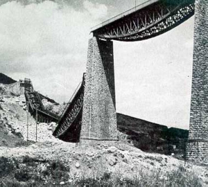 &Eta; &gamma;&kappa;&rho;&epsilon;&mu;&iota;&sigma;&mu;έ&nu;&eta; &gamma;έ&phi;&upsilon;&rho;&alpha; &tau;&omicron;&upsilon; &Gamma;&omicron;&rho;&gamma;&omicron;&pi;ό&tau;&alpha;&mu;&omicron;&upsilon;, &epsilon;&pi;&epsilon;&iota;&tau;&alpha; &alpha;&pi;ό &tau;&eta;&nu; &alpha;&nu;&alpha;&tau;ί&nu;&alpha;&xi;ή &tau;&eta;&sigmaf;. &Sigma;&tau;&iota;&sigmaf; 25 &Nu;&omicron;&epsilon;&mu;&beta;&rho;ί&omicron;&upsilon; &tau;&omicron;&upsilon; 1942 &epsilon;&nu;&omega;&mu;έ&nu;&epsilon;&sigmaf; &alpha;&nu;&tau;&iota;&sigma;&tau;&alpha;&sigma;&iota;&alpha;&kappa;έ&sigmaf; &delta;&upsilon;&nu;ά&mu;&epsilon;&iota;&sigmaf; &tau;&omicron;&upsilon; &Epsilon;&Delta;&Epsilon;&Sigma; &tau;&omicron;&upsilon; &Nu;&alpha;&pi;&omicron;&lambda;έ&omicron;&nu;&tau;&alpha; &Zeta;έ&rho;&beta;&alpha; &kappa;&alpha;&iota; &tau;&omicron;&upsilon; &Epsilon;&Lambda;&Alpha;&Sigma; &tau;&omicron;&upsilon; Ά&rho;&eta; &Beta;&epsilon;&lambda;&omicron;&upsilon;&chi;&iota;ώ&tau;&eta;, &mu;&epsilon; &sigma;&upsilon;&nu;&tau;&omicron;&nu;&iota;&sigma;&mu;ό &alpha;&pi;ό &beta;&rho;&epsilon;&tau;&alpha;&nu;&omicron;ύ&sigmaf; &pi;&rho;ά&kappa;&tau;&omicron;&rho;&epsilon;&sigmaf; &tau;&eta;&sigmaf; &omicron;&rho;&gamma;ά&nu;&omega;&sigma;&eta;&sigmaf; SOE, &alpha;&nu;&alpha;&tau;ί&nu;&alpha;&xi;&alpha;&nu; &tau;&eta;&nu; &sigma;&iota;&delta;&eta;&rho;&omicron;&delta;&rho;&omicron;&mu;&iota;&kappa;ή &gamma;έ&phi;&upsilon;&rho;&alpha; &tau;&omicron;&upsilon; &Gamma;&omicron;&rho;&gamma;&omicron;&pi;&omicron;&tau;ά&mu;&omicron;&upsilon;. &Sigma;&tau;&eta;&nu; &epsilon;&pi;&iota;&chi;&epsilon;ί&rho;&eta;&sigma;&eta; έ&lambda;&alpha;&beta;&alpha;&nu; &mu;έ&rho;&omicron;&sigmaf; 86 &alpha;&nu;&tau;ά&rho;&tau;&epsilon;&sigmaf; &tau;&omicron;&upsilon; &Epsilon;&Lambda;&Alpha;&Sigma;, 52 &tau;&omicron;&upsilon; &Epsilon;&Delta;&Epsilon;&Sigma; &kappa;&alpha;&iota; 14 ά&gamma;&gamma;&lambda;&omicron;&iota; &kappa;&omicron;&mu;ά&nu;&tau;&omicron;&sigmaf;, &epsilon;&nu;ώ &tau;&eta;&nu; &gamma;έ&phi;&upsilon;&rho;&alpha; &upsilon;&pi;&epsilon;&rho;&alpha;&sigma;&pi;&iota;&zeta;ό&tau;&alpha;&nu; &mu;ί&alpha; &phi;&rho;&omicron;&upsilon;&rho;ά &alpha;&pi;&omicron;&tau;&epsilon;&lambda;&omicron;ύ&mu;&epsilon;&nu;&eta; &alpha;&pi;ό &epsilon;&kappa;&alpha;&tau;ό &iota;&tau;&alpha;&lambda;&omicron;ύ&sigmaf; &sigma;&tau;&rho;&alpha;&tau;&iota;ώ&tau;&epsilon;&sigmaf; &kappa;&alpha;&iota; &pi;έ&nu;&tau;&epsilon; &Gamma;&epsilon;&rho;&mu;&alpha;&nu;&omicron;ύ&sigmaf;, &omicron;&iota; &omicron;&pi;&omicron;ί&omicron;&iota; &delta;&iota;έ&theta;&epsilon;&tau;&alpha;&nu; &beta;&alpha;&rho;ύ &omicron;&pi;&lambda;&iota;&sigma;&mu;ό.