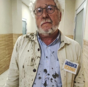 Ο Έκτορ Αμπάδ Φασιολίνσε, λίγο μετά την έκρηξη της βόμβας Ισκαντέρ. Στα ρούχα του έχει ακόμα τα αίματα της Βικτόρια Αμελίνα.