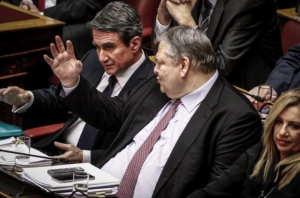 23 Μαρτίου 2018. Ο Ευάγγελος Βενιζέλος και ο Ανδρέας Λοβέρδος, κατηγορηθέντες (και κατόπιν απαλλαγέντες) για εμπλοκή στην υπόθεση Novartis, στη διάρκεια μιας από τις συνεδριάσεις της Βουλής με αντικείμενο την προσπάθεια παραπομπής τους.
