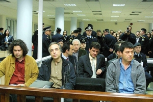Μια άποψη του εδωλίου των κατηγορουμένων για τη δολοφονική δράση της 17 Νοέμβρη, στη διάρκεια της δίκης, το καλοκαίρι του 2003. Στην πρώτη σειρά, από αριστερά, οι καταδικασθέντες Σάββας Ξηρός, Δημήτρης Κουφοντίνας, Χριστόδουλος Ξηρός. Στην τρίτη σειρά, διακρίνεται και ο Αλέκος Γιωτόπουλος.