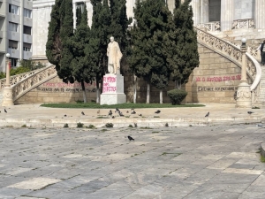 Η πρόσοψη της Εθνικής Βιβλιοθήκης, επτά μέρες μετά το βανδαλισμό της.
