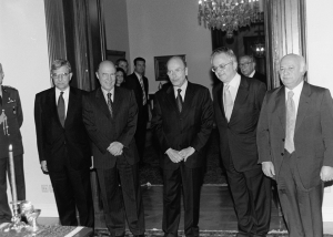 13/2/2004. &Mu;&epsilon;&tau;ά &tau;&eta;&nu; &omicron;&rho;&kappa;&omega;&mu;&omicron;&sigma;ί&alpha; &upsilon;&pi;&eta;&rho;&epsilon;&sigma;&iota;&alpha;&kappa;ώ&nu; &upsilon;&pi;&omicron;&upsilon;&rho;&gamma;ώ&nu; &sigma;&tau;&eta;&nu; &kappa;&upsilon;&beta;έ&rho;&nu;&eta;&sigma;&eta; &Sigma;&eta;&mu;ί&tau;&eta;, &epsilon;&nu; ό&psi;&epsilon;&iota; &tau;&omega;&nu; &epsilon;&kappa;&lambda;&omicron;&gamma;&omega;́&nu; &tau;&eta;&sigmaf; 7&eta;&sigmaf; &Mu;&alpha;&rho;&tau;&iota;́&omicron;&upsilon; 2004. &Alpha;&pi;ό &alpha;&rho;&iota;&sigma;&tau;&epsilon;&rho;ά: &Tau;&alpha;́&sigma;&omicron;&sigmaf; &Gamma;&iota;&alpha;&nu;&nu;&iota;́&tau;&sigma;&eta;&sigmaf;, &upsilon;&pi;&omicron;&upsilon;&rho;&gamma;&omicron;́&sigmaf; &Epsilon;&xi;&omega;&tau;&epsilon;&rho;&iota;&kappa;&omega;́&nu;, &Gamma;&iota;&omega;́&rho;&gamma;&omicron;&sigmaf; &Rho;&omega;&mu;&alpha;&iota;́&omicron;&sigmaf;,&nbsp;&upsilon;&pi;&omicron;&upsilon;&rho;&gamma;&omicron;́&sigmaf; &Tau;&upsilon;́&pi;&omicron;&upsilon; &kappa;&alpha;&iota; &Pi;&lambda;&eta;&rho;&omicron;&phi;&omicron;&rho;&iota;&omega;́&nu;, &omicron; &Pi;&rho;ό&epsilon;&delta;&rho;&omicron;&sigmaf; &tau;&eta;&sigmaf; &Delta;&eta;&mu;&omicron;&kappa;&rho;&alpha;&tau;ί&alpha;&sigmaf; &Kappa;&omega;&sigma;&tau;&eta;́&sigmaf; &Sigma;&tau;&epsilon;&phi;&alpha;&nu;&omicron;́&pi;&omicron;&upsilon;&lambda;&omicron;&sigmaf; &kappa;&alpha;&iota; &omicron; &Nu;ί&kappa;&omicron;&sigmaf; &Alpha;&lambda;&iota;&beta;&iota;&zeta;ά&tau;&omicron;&sigmaf;, &upsilon;&pi;&omicron;&upsilon;&rho;&gamma;ό&sigmaf; &Epsilon;&sigma;&omega;&tau;&epsilon;&rho;&iota;&kappa;ώ&nu;. &Pi;&iota;́&sigma;&omega;, &sigma;&tau;&omicron; &beta;&alpha;́&theta;&omicron;&sigmaf; &delta;&epsilon;&xi;&iota;&alpha;́, &delta;&iota;&alpha;&kappa;&rho;&iota;́&nu;&epsilon;&tau;&alpha;&iota; &omicron; &pi;&rho;&epsilon;́&sigma;&beta;&eta;&sigmaf; &Kappa;&omega;&sigma;&tau;&eta;́&sigmaf; &Alpha;&iota;&lambda;&iota;&alpha;&nu;&omicron;́&sigmaf;, &tau;ό&tau;&epsilon; &gamma;&epsilon;&nu;&iota;&kappa;&omicron;́&sigmaf; &gamma;&rho;&alpha;&mu;&mu;&alpha;&tau;&epsilon;́&alpha;&sigmaf; &tau;&eta;&sigmaf; &Pi;&rho;&omicron;&epsilon;&delta;&rho;&iota;́&alpha;&sigmaf; &tau;&eta;&sigmaf; &Delta;&eta;&mu;&omicron;&kappa;&rho;&alpha;&tau;&iota;́&alpha;&sigmaf;.&nbsp;&Eta; &phi;&omega;&tau;&omicron;&gamma;&rho;&alpha;&phi;ί&alpha; &alpha;&pi;ό &tau;&omicron; &beta;&iota;&beta;&lambda;ί&omicron; &tau;&omicron;&upsilon; &Nu;ί&kappa;&omicron;&upsilon; &Alpha;&lambda;&iota;&beta;&iota;&zeta;ά&tau;&omicron;&upsilon;, &Delta;&upsilon;&omicron; &beta;ή&mu;&alpha;&tau;&alpha; &mu;&pi;&rho;&omicron;&sigmaf; έ&nu;&alpha; &pi;ί&sigma;&omega;.