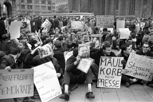 O&kappa;&tau;ώ&beta;&rho;&iota;&omicron;&sigmaf; 1962. &Tau;&omicron; &pi;&epsilon;&rho;&iota;&omicron;&delta;&iota;&kappa;ό Spiegel έ&chi;&epsilon;&iota; &alpha;&mu;&phi;&iota;&sigma;&beta;&eta;&tau;ή&sigma;&epsilon;&iota; &tau;&eta;&nu; &pi;&omicron;&lambda;&iota;&tau;&iota;&kappa;ή &epsilon;&pi;&alpha;&nu;&epsilon;&xi;&omicron;&pi;&lambda;&iota;&sigma;&mu;&omicron;ύ &tau;&eta;&sigmaf; &Gamma;&epsilon;&rho;&mu;&alpha;&nu;ί&alpha;&sigmaf; &kappa;&alpha;&iota; &kappa;&upsilon;&kappa;&lambda;&omicron;&phi;ό&rho;&eta;&sigma;&epsilon; &mu;&epsilon; &tau;ί&tau;&lambda;&omicron; &laquo;Bedingt abwehrbereit&raquo; (&laquo;Έ&tau;&omicron;&iota;&mu;&omicron;&iota; &nu;&alpha; &alpha;&mu;&upsilon;&nu;&theta;&omicron;ύ&mu;&epsilon;, &alpha;&lambda;&lambda;ά &upsilon;&pi;ό ό&rho;&omicron;&upsilon;&sigmaf;&raquo;). &Eta; &mu;&epsilon;&tau;&omega;&pi;&iota;&kappa;ή &sigma;ύ&gamma;&kappa;&rho;&omicron;&upsilon;&sigma;&eta; &mu;&epsilon; &tau;&omicron;&nu; &upsilon;&pi;&omicron;&upsilon;&rho;&gamma;ό Ά&mu;&upsilon;&nu;&alpha;&sigmaf; &kappa;&alpha;&iota; &mu;&epsilon;&tau;έ&pi;&epsilon;&iota;&tau;&alpha; &pi;&rho;&omega;&theta;&upsilon;&pi;&omicron;&upsilon;&rho;&gamma;ό &tau;&eta;&sigmaf; &Beta;&alpha;&upsilon;&alpha;&rho;ί&alpha;&sigmaf;, &tau;&omicron;&nu; &upsilon;&pi;&epsilon;&rho;&sigma;&upsilon;&nu;&tau;&eta;&rho;&eta;&tau;&iota;&kappa;ό &Phi;&rho;&alpha;&nu;&tau;&sigmaf; &Gamma;&iota;ό&zeta;&epsilon;&phi; &Sigma;&tau;&rho;ά&omicron;&upsilon;&sigmaf;, ή&tau;&alpha;&nu; &alpha;&nu;&alpha;&pi;ό&phi;&epsilon;&upsilon;&kappa;&tau;&eta;. &Eta; &alpha;&sigma;&tau;&upsilon;&nu;&omicron;&mu;ί&alpha; &kappa;&alpha;&tau;&eta;&gamma;ό&rho;&eta;&sigma;&epsilon; &tau;&omicron;&upsilon;&sigmaf; &delta;&eta;&mu;&omicron;&sigma;&iota;&omicron;&gamma;&rho;ά&phi;&omicron;&upsilon;&sigmaf; &gamma;&iota;&alpha; &laquo;&alpha;&pi;&omicron;&kappa;ά&lambda;&upsilon;&psi;&eta; &kappa;&rho;&alpha;&tau;&iota;&kappa;&omicron;ύ &alpha;&pi;&omicron;&rho;&rho;ή&tau;&omicron;&upsilon;&raquo;, &epsilon;&iota;&sigma;έ&beta;&alpha;&lambda;&epsilon; &sigma;&tau;&alpha; &gamma;&rho;&alpha;&phi;&epsilon;ί&alpha; &tau;&eta;&sigmaf; &sigma;ύ&nu;&tau;&alpha;&xi;&eta;&sigmaf; &kappa;&alpha;&iota; &sigma;&upsilon;&nu;έ&lambda;&alpha;&beta;&epsilon; &tau;&omicron;&nu; &iota;&delta;&rho;&upsilon;&tau;ή &kappa;&alpha;&iota; &epsilon;&kappa;&delta;ό&tau;&eta; &tau;&omicron;&upsilon; &pi;&epsilon;&rho;&iota;&omicron;&delta;&iota;&kappa;&omicron;ύ, &Rho;&omicron;ύ&nu;&tau;&omicron;&lambda;&phi; &Alpha;&omicron;&upsilon;&gamma;&kappa;&sigma;&tau;ά&iota;&nu;, &kappa;&alpha;&iota; &pi;&omicron;&lambda;&lambda;&omicron;ύ&sigmaf; &sigma;&upsilon;&nu;&epsilon;&rho;&gamma;ά&tau;&epsilon;&sigmaf; &tau;&omicron;&upsilon;, &pi;&omicron;&upsilon; &omicron;&delta;&eta;&gamma;ή&theta;&eta;&kappa;&alpha;&nu; &sigma;&tau;&eta; &phi;&upsilon;&lambda;&alpha;&kappa;ή &mu;&epsilon; &tau;&eta;&nu; &kappa;&alpha;&tau;&eta;&gamma;&omicron;&rho;ί&alpha; &tau;&eta;&sigmaf; &laquo;&pi;&rho;&omicron;&delta;&omicron;&sigma;ί&alpha;&sigmaf;&raquo;. &Alpha;&lambda;&lambda;ά &omicron;&iota; &pi;&omicron;&lambda;ί&tau;&epsilon;&sigmaf; &alpha;&nu;&tau;έ&delta;&rho;&alpha;&sigma;&alpha;&nu; &mu;&epsilon; &omicron;&gamma;&kappa;ώ&delta;&epsilon;&iota;&sigmaf; &delta;&iota;&alpha;&delta;&eta;&lambda;ώ&sigma;&epsilon;&iota;&sigmaf;, &zeta;&eta;&tau;ώ&nu;&tau;&alpha;&sigmaf; &tau;&eta;&nu; &epsilon;&lambda;&epsilon;&upsilon;&theta;&epsilon;&rho;ί&alpha; &tau;&omicron;&upsilon; &Tau;ύ&pi;&omicron;&upsilon; &ndash; ό&pi;&omega;&sigmaf; &alpha;&upsilon;&tau;ή &tau;&eta;&sigmaf; &phi;&omega;&tau;&omicron;&gamma;&rho;&alpha;&phi;ί&alpha;&sigmaf;, &pi;&omicron;&upsilon; &delta;&epsilon;ί&chi;&nu;&epsilon;&iota; &phi;&omicron;&iota;&tau;&eta;&tau;&iota;&kappa;ή &delta;&iota;&alpha;&delta;ή&lambda;&omega;&sigma;&eta; &sigma;&tau;&eta; &Phi;&rho;&alpha;&nu;&kappa;&phi;&omicron;ύ&rho;&tau;&eta;. &Pi;&rho;&omicron;&kappa;&lambda;ή&theta;&eta;&kappa;&epsilon; &kappa;&upsilon;&beta;&epsilon;&rho;&nu;&eta;&tau;&iota;&kappa;ή &kappa;&rho;ί&sigma;&eta; &kappa;&alpha;&iota; &omicron; &kappa;&alpha;&gamma;&kappa;&epsilon;&lambda;ά&rho;&iota;&omicron;&sigmaf; &Kappa;ό&nu;&rho;&alpha;&nu;&tau; &Alpha;&nu;&tau;&epsilon;&nu;ά&omicron;&upsilon;&epsilon;&rho; &alpha;&nu;&alpha;&gamma;&kappa;ά&sigma;&tau;&eta;&kappa;&epsilon; &nu;&alpha; &alpha;&pi;&omicron;&lambda;ύ&sigma;&epsilon;&iota; &tau;&omicron;&nu; &Sigma;&tau;&rho;ά&omicron;&upsilon;&sigmaf;, &epsilon;&nu;ώ &tau;&omicron; Spiegel &epsilon;&pi;έ&sigma;&tau;&rho;&epsilon;&psi;&epsilon; &theta;&rho;&iota;&alpha;&mu;&beta;&epsilon;&upsilon;&tau;&iota;&kappa;ά &sigma;&tau;&alpha; &pi;&epsilon;&rho;ί&pi;&tau;&epsilon;&rho;&alpha; &epsilon;&delta;&rho;&alpha;&iota;ώ&nu;&omicron;&nu;&tau;&alpha;&sigmaf; &tau;&eta; &phi;ή&mu;&eta; &tau;&omicron;&upsilon; &omega;&sigmaf; &tau;&omicron; &laquo;&beta;&alpha;&rho;ύ &pi;&upsilon;&rho;&omicron;&beta;&omicron;&lambda;&iota;&kappa;ό &tau;&eta;&sigmaf; &delta;&eta;&mu;&omicron;&kappa;&rho;&alpha;&tau;ί&alpha;&sigmaf;&raquo;. Ή&tau;&alpha;&nu;, &beta;έ&beta;&alpha;&iota;&alpha;, ά&lambda;&lambda;&omicron;&iota; &kappa;&alpha;&iota;&rho;&omicron;ί. 