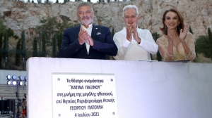 4 Ιουλίου 2021, Αττικό Άλσος. Ο περιφερειάρχης Γιώργος Πατούλης (αριστερά) ποζάρει μπροστά στην πλακέτα με την οποία πλέον θα είναι γνωστό εις τους αιώνας ότι αυτός, ο μέγας Πατούλης, μετονόμασε το θεατράκι σε Κατίνα Παξινού. Η φωτογραφία και οι πληροφορίες από την ανάρτηση του περιφερειάρχη στο Instagram.