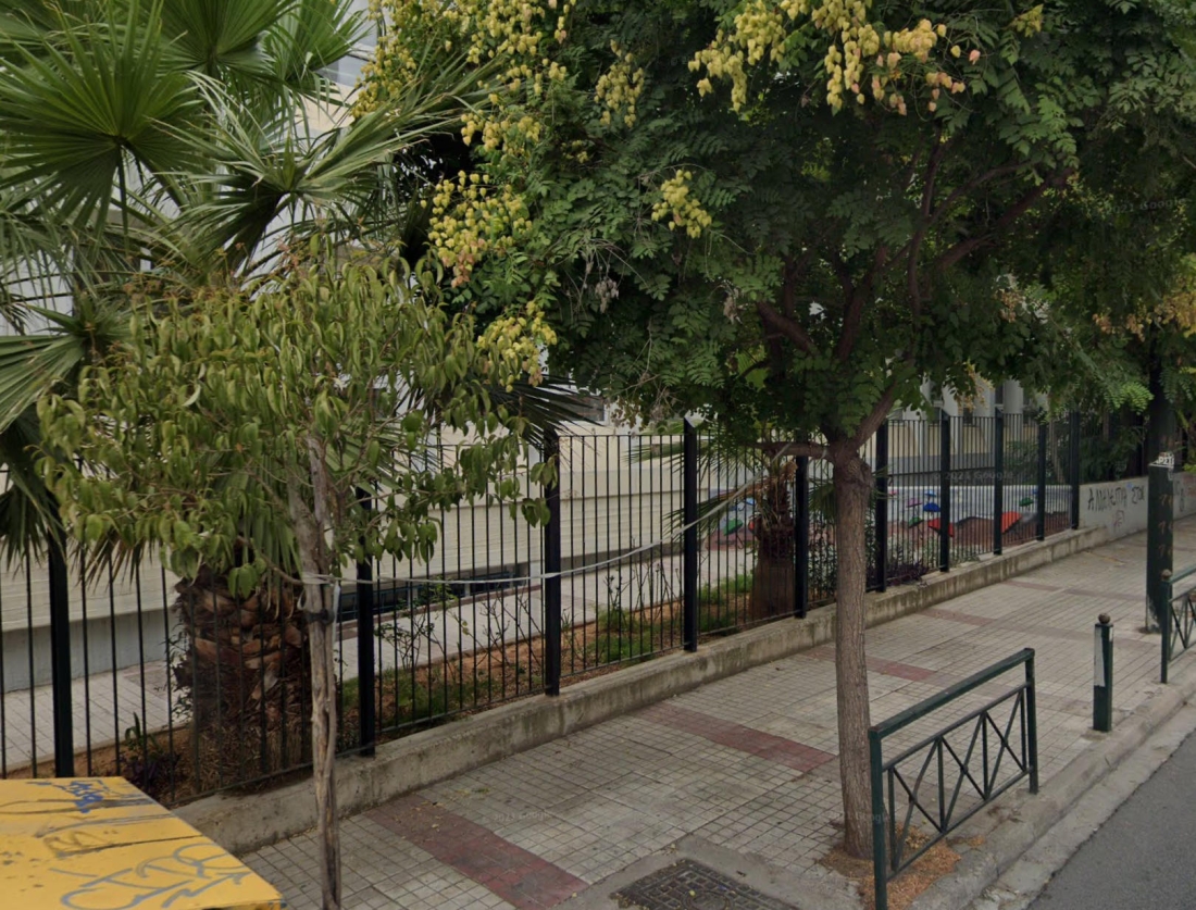 Οδός Γενναίου Κολοκοτρώνη, στο Κουκάκι. «Οι ίδιοι οι δρόμοι έχουν όπου χρειάζεται ξαναστρωθεί και ανθρωπέψει. Δεν μου έχει μυρίσει σκουπίδι, δυο χρόνια τώρα που έχω επιστρέψει εδώ».