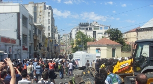 &Mu;ά&iota;&omicron;&sigmaf; 2013, &pi;ά&rho;&kappa;&omicron; &Gamma;&kappa;&epsilon;&zeta;ί, &Kappa;&omega;&nu;&sigma;&tau;&alpha;&nu;&tau;&iota;&nu;&omicron;ύ&pi;&omicron;&lambda;&eta;. &Omicron;&pi;&alpha;&delta;&omicron;ί &tau;&eta;&sigmaf; &pi;&omicron;&delta;&omicron;&sigma;&phi;&alpha;&iota;&rho;&iota;&kappa;ή&sigmaf; &omicron;&mu;ά&delta;&alpha;&sigmaf; &Mu;&pi;&epsilon;&sigma;ί&kappa;&tau;&alpha;&sigmaf; έ&chi;&omicron;&upsilon;&nu; &kappa;&alpha;&tau;&alpha;&lambda;ά&beta;&epsilon;&iota; &mu;&pi;&omicron;&upsilon;&lambda;&nu;&tau;ό&zeta;&alpha; &pi;&omicron;&upsilon; &tau;&eta; &chi;&rho;&eta;&sigma;&iota;&mu;&omicron;&pi;&omicron;&iota;&omicron;ύ&nu; &omega;&sigmaf; &alpha;&sigma;&pi;ί&delta;&alpha; &sigma;&tau;&eta; &delta;&iota;ά&rho;&kappa;&epsilon;&iota;&alpha; &sigma;&upsilon;&gamma;&kappa;&rho;&omicron;ύ&sigma;&epsilon;&omega;&nu; &mu;&epsilon; &tau;&eta;&nu; &alpha;&sigma;&tau;&upsilon;&nu;&omicron;&mu;ί&alpha;. &Omega;&sigmaf; &gamma;&nu;&omega;&sigma;&tau;ό&nu;, &tau;&eta;&nu; ά&nu;&omicron;&iota;&xi;&eta; &tau;&omicron;&upsilon; 2013, &chi;&iota;&lambda;&iota;ά&delta;&epsilon;&sigmaf; ά&nu;&theta;&rho;&omega;&pi;&omicron;&iota; &delta;&iota;&alpha;&delta;ή&lambda;&omega;&nu;&alpha;&nu; &kappa;&alpha;&tau;ά &tau;&eta;&sigmaf; &alpha;&upsilon;&tau;&alpha;&rho;&chi;&iota;&kappa;ή&sigmaf; &pi;&omicron;&lambda;&iota;&tau;&iota;&kappa;ή&sigmaf; &tau;&omicron;&upsilon; &Tau;&alpha;&gamma;ί&pi; &Epsilon;&rho;&nu;&tau;&omicron;&gamma;ά&nu; &kappa;&alpha;&iota; &tau;&omicron;&upsilon; &kappa;ό&mu;&mu;&alpha;&tau;ό&sigmaf; &tau;&omicron;&upsilon; AKP. &Alpha;&rho;&iota;&sigma;&tau;&epsilon;&rho;&omicron;ί, &epsilon;&theta;&nu;&iota;&kappa;&iota;&sigma;&tau;έ&sigmaf;, &omicron;&pi;&alpha;&delta;&omicron;ί &pi;&omicron;&delta;&omicron;&sigma;&phi;&alpha;ί&rho;&omicron;&upsilon;, &Kappa;&omicron;ύ&rho;&delta;&omicron;&iota;, &gamma;&upsilon;&nu;&alpha;ί&kappa;&epsilon;&sigmaf; &mu;&epsilon; &mu;&alpha;&nu;&tau;ί&lambda;&alpha;: &eta; &tau;&omicron;&upsilon;&rho;&kappa;&iota;&kappa;ή &kappa;&omicron;&iota;&nu;&omega;&nu;ί&alpha; &sigma;&epsilon; &mu;&iota;&alpha; &sigma;&pi;ά&nu;&iota;&alpha; &epsilon;&pi;ί&delta;&epsilon;&iota;&xi;&eta; &epsilon;&nu;ό&tau;&eta;&tau;&alpha;&sigmaf;. &Alpha;&phi;&omicron;&rho;&mu;ή &gamma;&iota;&alpha; &tau;&iota;&sigmaf; &delta;&iota;&alpha;&delta;&eta;&lambda;ώ&sigma;&epsilon;&iota;&sigmaf; ή&tau;&alpha;&nu; &tau;&alpha; &omicron;&iota;&kappa;&omicron;&delta;&omicron;&mu;&iota;&kappa;ά &sigma;&chi;έ&delta;&iota;&alpha; &tau;&eta;&sigmaf; &kappa;&upsilon;&beta;έ&rho;&nu;&eta;&sigma;&eta;&sigmaf; &sigma;&tau;&omicron; &pi;ά&rho;&kappa;&omicron; &Gamma;&kappa;&epsilon;&zeta;ί, &kappa;&omicron;&nu;&tau;ά &sigma;&tau;&eta; &gamma;&nu;&omega;&sigma;&tau;ή &pi;&lambda;&alpha;&tau;&epsilon;ί&alpha; &Tau;&alpha;&xi;ί&mu;. &Omicron; &Epsilon;&rho;&nu;&tau;&omicron;&gamma;ά&nu; ή&theta;&epsilon;&lambda;&epsilon; &nu;&alpha; &mu;&epsilon;&tau;&alpha;&tau;&rho;έ&psi;&epsilon;&iota; έ&nu;&alpha; &pi;&rho;ώ&eta;&nu; &omicron;&theta;&omega;&mu;&alpha;&nu;&iota;&kappa;ό &sigma;&tau;&rho;&alpha;&tau;ό&pi;&epsilon;&delta;&omicron; &ndash;&pi;&omicron;&upsilon; &kappa;&alpha;&tau;&epsilon;&delta;&alpha;&phi;ί&sigma;&tau;&eta;&kappa;&epsilon; &tau;&omicron; 1940&ndash; &mu;&epsilon;&tau;&alpha;&xi;ύ ά&lambda;&lambda;&omega;&nu; &kappa;&alpha;&iota; &sigma;&epsilon; &epsilon;&mu;&pi;&omicron;&rho;&iota;&kappa;ό &kappa;έ&nu;&tau;&rho;&omicron;. &Omicron;&iota; &delta;&iota;&alpha;&delta;&eta;&lambda;ώ&sigma;&epsilon;&iota;&sigmaf; &kappa;&alpha;&tau;&epsilon;&sigma;&tau;ά&lambda;&eta;&sigma;&alpha;&nu; &mu;&epsilon; &beta;ί&alpha;, &nu;&epsilon;&kappa;&rho;&omicron;ύ&sigmaf; &kappa;&alpha;&iota; &tau;&rho;&alpha;&upsilon;&mu;&alpha;&tau;ί&epsilon;&sigmaf; &kappa;&alpha;&iota;, &delta;έ&kappa;&alpha; &chi;&rho;ό&nu;&iota;&alpha; &mu;&epsilon;&tau;ά, &tau;&omicron; ά&lambda;&lambda;&omicron;&tau;&epsilon; &pi;ά&rho;&kappa;&omicron; &Gamma;&kappa;&epsilon;&zeta;ί &chi;ά&theta;&eta;&kappa;&epsilon; &omicron;&rho;&iota;&sigma;&tau;&iota;&kappa;ά, &eta; &pi;&epsilon;&rho;&iota;&omicron;&chi;ή &omicron;&iota;&kappa;&omicron;&delta;&omicron;&mu;ή&theta;&eta;&kappa;&epsilon;: &omicron; &Epsilon;&rho;&nu;&tau;&omicron;&gamma;ά&nu; &epsilon;ί&chi;&epsilon; &kappa;&epsilon;&rho;&delta;ί&sigma;&epsilon;&iota; &mu;&iota;&alpha; &alpha;&kappa;ό&mu;&alpha; &mu;ά&chi;&eta;, ό&chi;&iota; &mu;ό&nu;&omicron; &sigma;&upsilon;&mu;&beta;&omicron;&lambda;&iota;&kappa;ή.  &nbsp;  