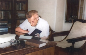 &Omicron; &omicron;ύ&gamma;&gamma;&rho;&omicron;&sigmaf; &mu;&alpha;&theta;&eta;&mu;&alpha;&tau;&iota;&kappa;ό&sigmaf; Paul Erd&ouml;s (1913-1996). &Pi;&rho;&omicron;&sigma;&eta;&lambda;&omega;&mu;έ&nu;&omicron;&sigmaf; &sigma;&tau;&eta;&nu; &epsilon;&pi;&iota;&sigma;&tau;ή&mu;&eta; &tau;&omicron;&upsilon; &kappa;&alpha;&iota; &sigma;&tau;&eta; &gamma;&omicron;&eta;&tau;&epsilon;ί&alpha; &tau;&eta;&sigmaf;, &theta;&epsilon;&omega;&rho;ή&theta;&eta;&kappa;&epsilon; &epsilon;&kappa;&kappa;&epsilon;&nu;&tau;&rho;&iota;&kappa;ό&sigmaf;, &epsilon;&pi;&epsilon;&iota;&delta;ή &alpha;&rho;&nu;ή&theta;&eta;&kappa;&epsilon; &tau;&eta;&nu; ά&nu;&epsilon;&sigma;&eta; &mu;&iota;&alpha;&sigmaf; ή&sigma;&upsilon;&chi;&eta;&sigmaf; &kappa;&omicron;&iota;&nu;&omega;&nu;&iota;&kappa;ή&sigmaf; &zeta;&omega;ή&sigmaf; &kappa;&alpha;&iota;, &alpha;&nu;&tau;&rsquo; &alpha;&upsilon;&tau;ή&sigmaf;, &pi;&rho;&omicron;&tau;ί&mu;&eta;&sigma;&epsilon; &nu;&alpha; &tau;&alpha;&xi;&iota;&delta;&epsilon;ύ&epsilon;&iota; &sigma;&epsilon; ό&lambda;&omicron; &tau;&omicron;&nu; &kappa;ό&sigma;&mu;&omicron;, &alpha;&pi;ό &tau;&omicron; έ&nu;&alpha; &epsilon;&rho;&epsilon;&upsilon;&nu;&eta;&tau;&iota;&kappa;ό &kappa;έ&nu;&tau;&rho;&omicron; &sigma;&tau;&omicron; ά&lambda;&lambda;&omicron;, &mu;&epsilon;&tau;&alpha;&phi;έ&rho;&omicron;&nu;&tau;&alpha;&sigmaf; &tau;&alpha; &upsilon;&pi;ά&rho;&chi;&omicron;&nu;&tau;ά &tau;&omicron;&upsilon; &sigma;&epsilon; &mu;ί&alpha; &beta;&alpha;&lambda;ί&tau;&sigma;&alpha;. &Eta; &phi;&omega;&tau;&omicron;&gamma;&rho;&alpha;&phi;ί&alpha; &tau;&omicron;&upsilon; &pi;&rho;&omicron;έ&rho;&chi;&epsilon;&tau;&alpha;&iota; &alpha;&pi;ό &epsilon;&pi;ί&sigma;&kappa;&epsilon;&psi;ή &tau;&omicron;&upsilon; &sigma;&epsilon; &pi;&alpha;&nu;&epsilon;&pi;&iota;&sigma;&tau;ή&mu;&iota;&omicron; &tau;&eta;&sigmaf; &Iota;&nu;&delta;ί&alpha;&sigmaf;. (&Eta; &phi;&omega;&tau;&omicron;&gamma;&rho;&alpha;&phi;ί&alpha; &epsilon;ί&nu;&alpha;&iota; &epsilon;&pi;&iota;&chi;&rho;&omega;&mu;&alpha;&tau;&iota;&sigma;&mu;έ&nu;&eta;.)