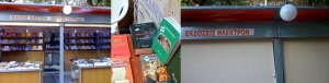 Αριστερά, οι δύο οίκοι, του Πλεύρη και του Γεωργιάη, συνυπάρχουν στην έκθεση, όπου εκτίθεται και ο συγγραφεύς Κώστας Πλεύρης. Δεξιά, ο οίκος του Γεωργιάδη αφαιρέθηκε από τη βιτρίνα, όταν συνειδητοποιήθηκαν οι επιπτώσεις της συνύπαρξης.