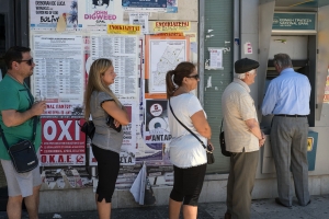 27 Ιουνίου 2015, Γαλάτσι. Ουρά στην Εθνική Τράπεζα την ημέρα του Δημοψηφίσματος, για την ανάληψη 60 ευρώ, όσα επιτρέπονταν καθημερινά μετά τα capital control.. Στον τοίχο της τράπεζας υπάρχουν αφίσες που καλούν τον κόσμο να ψηφίσει Όχι.