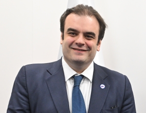 Ο υπουργός Οικονομίας και ΟΙκονομικών, Κυριάκος Πιερρακάκης. Κατά την προηγούμενη θητεία του στο υπουργείο Παιδείας, εισήγαγε στη ΒΟυλή τον νόμο για την ίδρυση παραρτημάτων ξένων ιδιωτικών πανεπιστημίων.