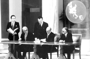 28 &Mu;&alpha;ΐ&omicron;&upsilon; 1979, &Zeta;ά&pi;&pi;&epsilon;&iota;&omicron; &Mu;έ&gamma;&alpha;&rho;&omicron;, &Alpha;&theta;ή&nu;&alpha;. &Omicron; &pi;&rho;&omega;&theta;&upsilon;&pi;&omicron;&upsilon;&rho;&gamma;ό&sigmaf; &Kappa;&omega;&nu;&sigma;&tau;&alpha;&nu;&tau;ί&nu;&omicron;&sigmaf; &Kappa;&alpha;&rho;&alpha;&mu;&alpha;&nu;&lambda;ή&sigmaf; &upsilon;&pi;&omicron;&gamma;&rho;ά&phi;&epsilon;&iota; &sigma;&tau;&omicron; &Zeta;ά&pi;&pi;&epsilon;&iota;&omicron; &tau;&eta; &Sigma;&upsilon;&nu;&theta;ή&kappa;&eta; έ&nu;&tau;&alpha;&xi;&eta;&sigmaf; &tau;&eta;&sigmaf; &Epsilon;&lambda;&lambda;ά&delta;&alpha;&sigmaf; &sigma;&tau;&eta;&nu; &Epsilon;&upsilon;&rho;&omega;&pi;&alpha;ϊ&kappa;ή &Omicron;&iota;&kappa;&omicron;&nu;&omicron;&mu;&iota;&kappa;ή &Kappa;&omicron;&iota;&nu;ό&tau;&eta;&tau;&alpha; (&Epsilon;&Omicron;&Kappa;), &mu;&epsilon;&tau;έ&pi;&epsilon;&iota;&tau;&alpha; &Epsilon;&upsilon;&rho;&omega;&pi;&alpha;ϊ&kappa;ή Έ&nu;&omega;&sigma;&eta;. &Sigma;&tau;&eta;&nu; &phi;&omega;&tau;&omicron;&gamma;&rho;&alpha;&phi;ί&alpha; &delta;&epsilon;&xi;&iota;ά &tau;&omicron;&upsilon;, &omicron; &upsilon;&pi;&omicron;&upsilon;&rho;&gamma;ό&sigmaf; &Epsilon;&xi;&omega;&tau;&epsilon;&rho;&iota;&kappa;ώ&nu;, &Gamma;&epsilon;ώ&rho;&gamma;&iota;&omicron;&sigmaf; &Rho;ά&lambda;&lambda;&eta;&sigmaf;, &alpha;&rho;&iota;&sigma;&tau;&epsilon;&rho;ά &tau;&omicron;&upsilon; &omicron; &upsilon;&pi;&omicron;&upsilon;&rho;&gamma;ό&sigmaf; &gamma;&iota;&alpha; &theta;έ&mu;&alpha;&tau;&alpha; &Epsilon;&Omicron;&Kappa;, &Gamma;&iota;ώ&rho;&gamma;&omicron;&sigmaf; &Kappa;&omicron;&nu;&tau;&omicron;&gamma;&epsilon;ώ&rho;&gamma;&eta;&sigmaf;.   