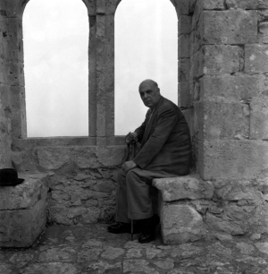 &Kappa;&upsilon;&rho;&iota;&alpha;&kappa;ή 8 &Nu;&omicron;&epsilon;&mu;&beta;&rho;ί&omicron;&upsilon; 1953. O &Gamma;&iota;ώ&rho;&gamma;&omicron;&sigmaf; &Sigma;&epsilon;&phi;έ&rho;&eta;&sigmaf; &phi;&omega;&tau;&omicron;&gamma;&rho;&alpha;&phi;ί&zeta;&epsilon;&tau;&alpha;&iota; &sigma;&tau;&omicron; &kappa;ά&sigma;&tau;&rho;&omicron; &tau;&omicron;&upsilon; &Alpha;&gamma;ί&omicron;&upsilon; &Iota;&lambda;&alpha;&rho;ί&omega;&nu;&alpha;, &sigma;&tau;&omicron;&nu; &Pi;&alpha;&nu;&tau;&alpha;&delta;ά&kappa;&tau;&upsilon;&lambda;&omicron; &tau;&eta;&sigmaf; &Kappa;ύ&pi;&rho;&omicron;&upsilon;, &mu;&pi;&rho;&omicron;&sigma;&tau;ά &sigma;&tau;&omicron; &pi;&epsilon;&rho;ί&phi;&eta;&mu;&omicron; &laquo;&Pi;&alpha;&rho;ά&theta;&upsilon;&rho;&omicron; &tau;&eta;&sigmaf; &Rho;ή&gamma;&alpha;&iota;&nu;&alpha;&sigmaf;&raquo; &mu;&epsilon; &theta;έ&alpha; &pi;&rho;&omicron;&sigmaf; &tau;&eta;&nu; &Kappa;&epsilon;&rho;ύ&nu;&epsilon;&iota;&alpha;.  &nbsp;