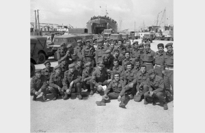 &Lambda;ό&chi;&omicron;&sigmaf; &tau;&eta;&sigmaf; &Epsilon;&lambda;&lambda;&eta;&nu;&iota;&kappa;ή&sigmaf; &Mu;&epsilon;&rho;&alpha;&rho;&chi;ί&alpha;&sigmaf; &sigma;&tau;&eta;&nu; &Kappa;ύ&pi;&rho;&omicron;. &Eta; &kappa;ά&theta;&omicron;&delta;&omicron;&sigmaf; &tau;&omega;&nu; &epsilon;&lambda;&lambda;ή&nu;&omega;&nu; &sigma;&tau;&rho;&alpha;&tau;&iota;&omega;&tau;ώ&nu; &xi;&epsilon;&kappa;ί&nu;&eta;&sigma;&epsilon; &sigma;&tau;&iota;&sigmaf; 7&nbsp;&Mu;&alpha;ΐ&omicron;&upsilon; 1964 &kappa;&alpha;&iota; ώ&sigmaf; &tau;&iota;&sigmaf; 20&nbsp;&Omicron;&kappa;&tau;&omega;&beta;&rho;ί&omicron;&upsilon; &epsilon;&kappa;&epsilon;ί&nu;&eta;&sigmaf; &tau;&eta;&sigmaf; &chi;&rho;&omicron;&nu;&iota;ά&sigmaf; &epsilon;ί&chi;&alpha;&nu; &mu;&epsilon;&tau;&alpha;&phi;&epsilon;&rho;&theta;&epsilon;ί &pi;&epsilon;&rho;ί&pi;&omicron;&upsilon; 8.500 ά&nu;&delta;&rho;&epsilon;&sigmaf;, ή&tau;&omicron;&iota; &tau;&rho;ί&alpha; &Sigma;&upsilon;&nu;&tau;ά&gamma;&mu;&alpha;&tau;&alpha; &Pi;&epsilon;&zeta;&iota;&kappa;&omicron;ύ, &delta;ύ&omicron; &Mu;&omicron;ί&rho;&epsilon;&sigmaf; &Kappa;&alpha;&tau;&alpha;&delta;&rho;&omicron;&mu;ώ&nu; &kappa;&alpha;&iota; &delta;ύ&omicron; Ί&lambda;&epsilon;&sigmaf; &Alpha;&rho;&mu;ά&tau;&omega;&nu;. &Eta; &Kappa;ύ&pi;&rho;&omicron;&sigmaf;, &alpha;&nu;&tau;ί &nu;&alpha; &lambda;ύ&nu;&epsilon;&iota; &tau;&omicron; &pi;&omicron;&lambda;&iota;&tau;&iota;&kappa;ό &pi;&rho;ό&beta;&lambda;&eta;&mu;ά &tau;&eta;&sigmaf; &sigma;&tau;&rho;&alpha;&tau;&iota;&omega;&tau;&iota;&kappa;&omicron;&pi;&omicron;&iota;ή&theta;&eta;&kappa;&epsilon;.  