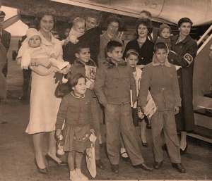 29 Οκτωβρίου 1958, Νέα Υόρκη. H πριγκίπισσα Σοφία της Ελλάδος (αριστερά), η Τζέιν Ράσελ (πλάι της) και υπάλληλοι των κοινωνικών υπηρεσιών καλωσορίζουν στην Αμερική οκτώ ορφανά από την Ελλάδα. Φωτογραφία από το προσωπικό αρχείο της υιοθετημένης Ελληνίδας Έλεν. [Όπως σημείωσε στο λογαριασμό της στο facebook η εκδότρια του βιβλίου στα ελληνικά, Αναστασία Λαμπρία, της τηλεφώνησε μια γυναίκα η οποία είδε τη φωτογραφία στο εξώφυλλο του βιβλίου της Βαν Στιν για να της πει ότι αναγνωρίζει στη φωτογραφία «τα δυο της αδέρφια. Τα συνολικά πέντε αδέρφια της, ορφανά από πατέρα, καταγόμενα από τα Δολιανά Αρκαδίας, έφυγαν για να υιοθετηθούν στην Αμερική. Την παραμονή της αναχώρησής τους, η μητέρα τους τα πήγε σε φωτογραφείο. Από τα ρούχα της φωτογραφίας, η αδερφή, μωρό τότε, λέει ότι αναγνώρισε σήμερα τα αδέρφια της. Τα αγόρια δεν υιοθετήθηκαν, επειδή κακοποιούνταν παρενέβησαν οι κοινωνικές υπηρεσίες και μεγάλωσαν σε ιδρύματα της Αμερικής.]