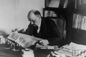 1912. O &Beta;&lambda;&alpha;&nu;&tau;&iota;&mu;ί&rho; Ί&lambda;&iota;&tau;&sigmaf; &Lambda;έ&nu;&iota;&nu; &delta;&iota;&alpha;&beta;ά&zeta;&epsilon;&iota; &tau;&eta;&nu; &Pi;&rho;ά&beta;&delta;&alpha;, &tau;&eta;&nu; &kappa;&omicron;&mu;&mu;&alpha;&tau;&iota;&kappa;ή &epsilon;&phi;&eta;&mu;&epsilon;&rho;ί&delta;&alpha; &pi;&omicron;&upsilon;, &mu;&epsilon;&tau;ά &tau;&eta;&nu; &Epsilon;&pi;&alpha;&nu;ά&sigma;&tau;&alpha;&sigma;&eta;, &theta;&alpha; &gamma;&iota;&nu;ό&tau;&alpha;&nu; &tau;&omicron; &epsilon;&pi;ί&sigma;&eta;&mu;&omicron; &phi;ύ&lambda;&lambda;&omicron; &tau;&omicron;&upsilon; &sigma;&omicron;&beta;&iota;&epsilon;&tau;&iota;&kappa;&omicron;ύ &kappa;&alpha;&theta;&epsilon;&sigma;&tau;ώ&tau;&omicron;&sigmaf;. &Omicron; &eta;&gamma;έ&tau;&eta;&sigmaf; &tau;&eta;&sigmaf; &Epsilon;&pi;&alpha;&nu;ά&sigma;&tau;&alpha;&sigma;&eta;&sigmaf; &epsilon;ί&chi;&epsilon; &upsilon;&pi;&omicron;&sigma;&tau;&eta;&rho;ί&xi;&epsilon;&iota; &mu;&epsilon; &theta;έ&rho;&mu;&eta; &tau;&eta;&nu; &kappa;&alpha;&tau;ά&lambda;&upsilon;&sigma;&eta; &tau;&omicron;&upsilon; &pi;&lambda;&omicron;&upsilon;&rho;&alpha;&lambda;&iota;&sigma;&mu;&omicron;ύ, &gamma;&nu;&omega;&rho;ί&zeta;&omicron;&nu;&tau;&alpha;&sigmaf; &tau;&eta; &delta;ύ&nu;&alpha;&mu;&eta; &tau;&eta;&sigmaf; &pi;&rho;&omicron;&pi;&alpha;&gamma;ά&nu;&delta;&alpha;&sigmaf;.  