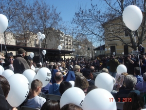 17 Μαρτίου 2019, Θεσσαλονίκη. Στην πορεία μνήμης της αναχώρησης του πρώτου συρμού για το Άουσβιτς, τον Μάρτιο του 1943. Δεξιά, στο. βάθρο του ομιλητή, ο τότε δήμαρχος Γιάννης Μπουτάρης.