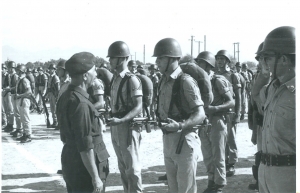 Λευκωσία, 1967. Ο στρατηγός Γρίβας επιθεωρεί την Ελληνική Δύναμη Κύπρου (ΕΛΔΥΚ). Ο στρατιώτης που δίνει αναφορά είναι ο μετέπειτα σκηνοθέτης Σταύρος Καπλανίδης. Δεξιά του, με το χαμηλωμένο κράνος, ο Κώστας Κασσάμπαλης, που σήμερα έχει ελληνικό εστιατόριο στο Βερολίνο το οποίο επισκέπτεται και η καγκελάριος Άνγκελα Μέρκελ.