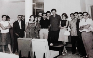 Στο Ηράκλειο πριν από τη συναυλία του Μίκη Θεοδωράκη στο γήπεδο του Εργοτέλη τον Ιούλιο 1966. Οργανωτής Σύλλογος Κρητών Σπουδαστών. Δεξιά του, ο εκ των οργανωτών Γιώργος Ζεβελάκης. Δίπλα του ο νέος τότε συνθέτης Χρήστος Λεοντής που την Τρίτη 26 Σεπτεμβρίου 2023 δίνει συναυλία στο Ωδείο Ηρώδου του Αττικού για τα εξήντα του χρόνια στη μουσική. Πιο δίπλα με τα μαύρα γυαλιά η, άγνωστη τότε, Ελένη Καραΐνδρου.