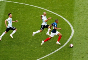 Στο μουντιαλικό ντεμπούτο του, ο Kylian Mbappé έκανε bend το χωροχρόνο. Φωτογραφία και αϊνσταϊνική υπερβολή είναι από άρθρο του Brian Phillips στο New Yorker, 30 Ιουνίου 2018.