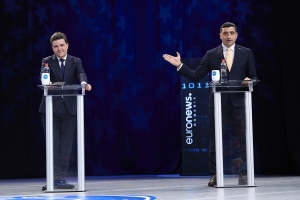 Οι δύο αντίπαλοι για την προεδρία της Ρουμανίας στο μόνο τηλεοπτικό ντιμπέιτ ανάμεσά τους που διοργανώθηκε: αριστερά ο ευρωπαϊστής Νικούσορ Νταν, που κέρδισε τελικά τις εκλογές, δεξιά ο ακροδεξιός Γκεόργκε Σιμιόν.