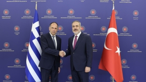 Ο έλληνας υπουργός Εξωτερικών Γιώργος Γεραπετρίτης με τον τούρκο ομόλογό του Χακάν Φιντάν, σε παλαιότερη συνάντησή τους στην Άγκυρα. Ο τρόπος που και οι δύο υπουργοί διαχειρίστηκαν το επεισόδιο Κάσου-Καρπάθου πιστοποιεί ότι υπάρχουν οι δυνατότητες συνδιαλλαγής για τη μείωση του «κανονιστικού ελλείμματος» που υπάρχει στην περιοχή, στη βάση των κανόνων του διεθνούς δικαίου.