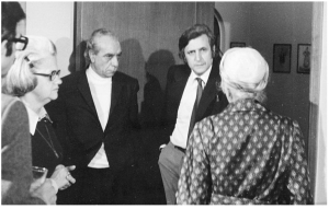 1975. &Omicron; &Sigma;&tau;&rho;&alpha;&tau;ή&sigmaf; &Tau;&sigma;ί&rho;&kappa;&alpha;&sigmaf; &kappa;&alpha;&iota; &omicron; &Alpha;&lambda;έ&xi;&alpha;&nu;&delta;&rho;&omicron;&sigmaf; &Kappa;&omicron;&tau;&zeta;&iota;ά&sigmaf; &sigma;&upsilon;&nu;&omicron;&mu;&iota;&lambda;&omicron;ύ&nu; &mu;&epsilon; &tau;&eta; &Mu;&alpha;&rho;ώ &Sigma;&epsilon;&phi;έ&rho;&eta; (&mu;&epsilon; &gamma;&upsilon;&rho;&iota;&sigma;&mu;έ&nu;&eta; &tau;&eta;&nu; &pi;&lambda;ά&tau;&eta;), &sigma;&tau;&omicron; &sigma;&pi;ί&tau;&iota; &tau;&eta;&sigmaf; &Alpha;&rho;&iota;έ&tau;&tau;&alpha;&sigmaf; &Rho;&omicron;ύ&phi;&omicron;&upsilon;, &tau;&omicron; 1975.  
