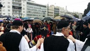 25 M&alpha;&rho;&tau;ί&omicron;&upsilon; 2015. &Tau;&sigma;&omicron;&lambda;&iota;ά&delta;&epsilon;&sigmaf; &kappa;&alpha;&iota; &chi;&omicron;&rho;&omicron;ί &sigma;&tau;&omicron; &Sigma;ύ&nu;&tau;&alpha;&gamma;&mu;&alpha;, &sigma;&tau;&eta;&nu; &pi;&rho;ώ&tau;&eta; &epsilon;&theta;&nu;&iota;&kappa;ή &epsilon;&pi;έ&tau;&epsilon;&iota;&omicron; &tau;&eta;&sigmaf; &pi;&rho;ώ&tau;&eta;&sigmaf; &phi;&omicron;&rho;ά&sigmaf; &Alpha;&rho;&iota;&sigma;&tau;&epsilon;&rho;ά. &Alpha;&rho;&chi;&iota;&tau;&epsilon;&lambda;&epsilon;&tau;ά&rho;&chi;&eta;&sigmaf; ή&tau;&alpha;&nu; &omicron; &Pi;ά&nu;&omicron;&sigmaf; &Kappa;&alpha;&mu;&mu;έ&nu;&omicron;&sigmaf; &kappa;&alpha;&iota; &beta;&omicron;&eta;&theta;ό&sigmaf; &tau;&omicron;&upsilon; &eta; &Rho;έ&nu;&alpha; &Delta;&omicron;ύ&rho;&omicron;&upsilon;.
